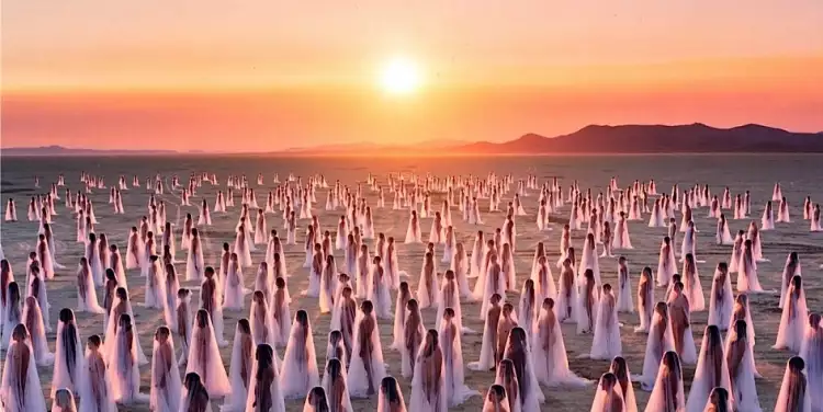 Массовое ню Спенсера Туника. Без названия