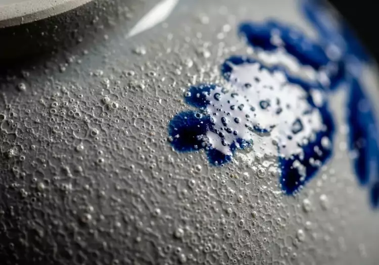 Текстура соляной глазури 'апельсиновая корка' на поверхности немецкой каменной керамики.