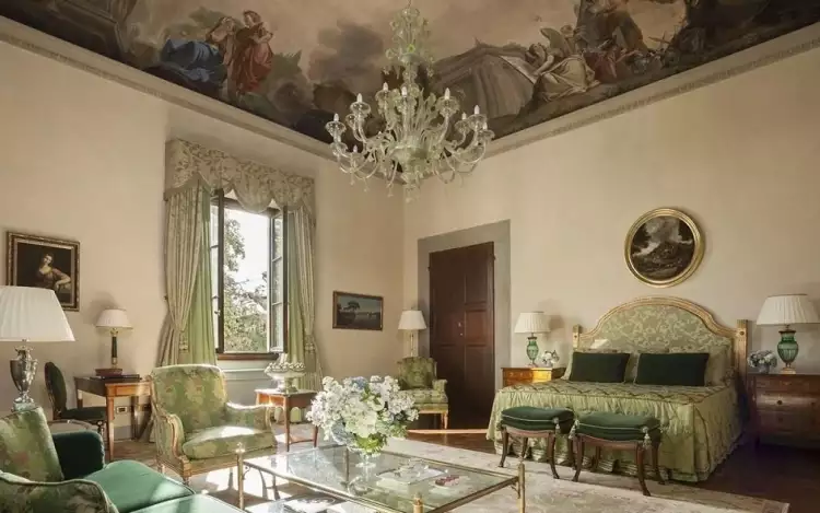 Интерьер в стиле ренессанс. Интерьер гостиной с расписным потолком и картинами