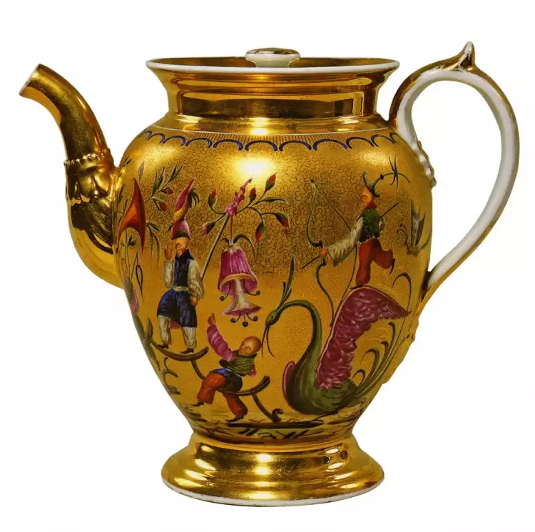 Русский фарфор. Фарфоровый завод Батенина. Чайник с изображением китайцев, 1830-е. Собрание Русского музея