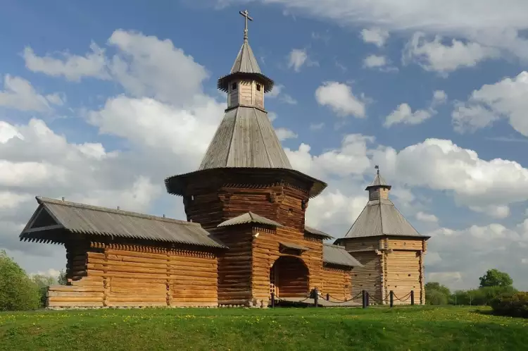 Открытие сезонных экспозиций. Проездная башня Николо-Корельского монастыря