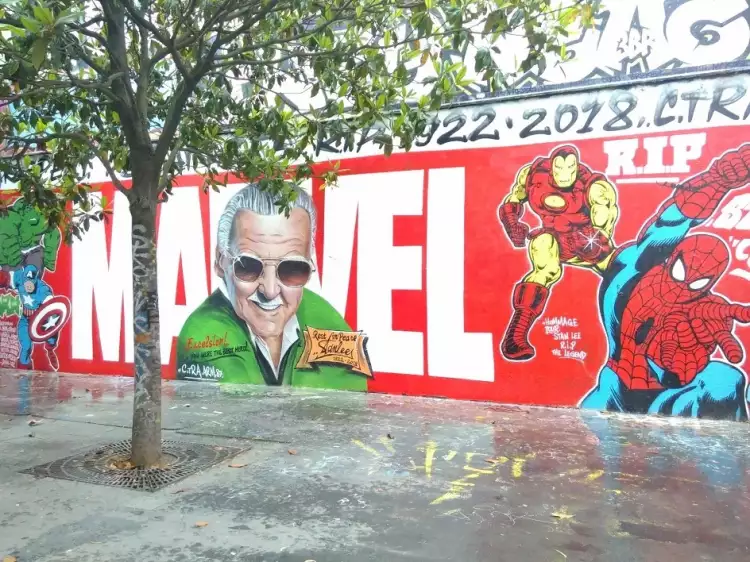 Мурал. Мурал на стене забора на тему комиксов Marvel в Париже Мурал. Мурал на стене забора на тему комиксов Marvel в Париже