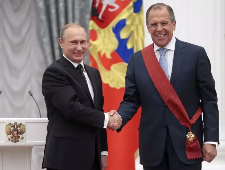 Ордена и медали современной России. Президент России Владимир Путин награждает министра иностранных дел РФ Сергея Лаврова орденом «За заслуги перед Отечеством» I степени, фото 2015 г. Ордена и медали современной России. Президент России Владимир Путин награждает министра иностранных дел РФ Сергея Лаврова орденом «За заслуги перед Отечеством» I степени, фото 2015 г.