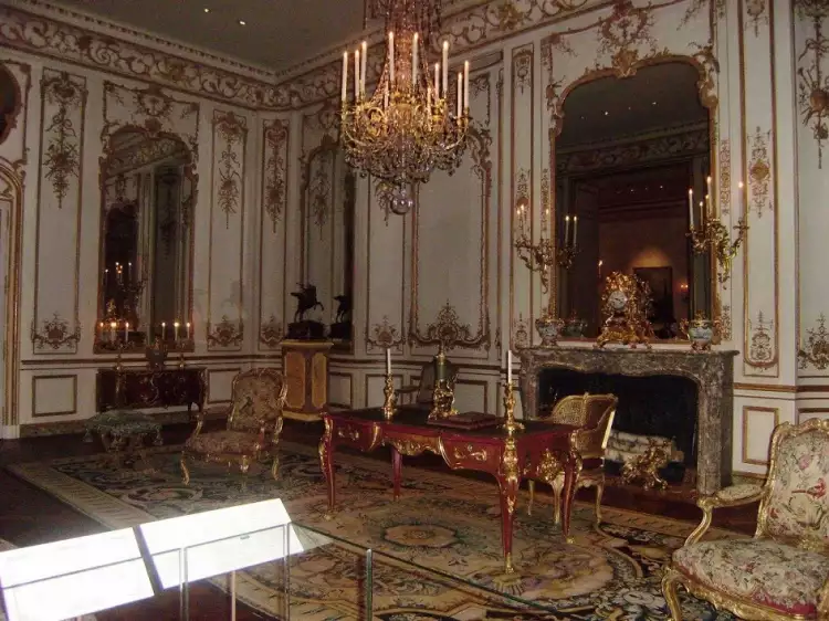 Интерьер в стиле рококо. Зал старинного дворца в стиле рококо 