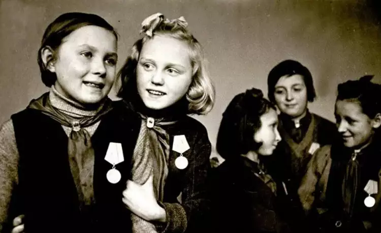 Ордена и медали ВОВ. Ученицы 4 класса 47-й школы Ленинграда, награжденные медалью «За оборону Ленинграда» за отличную учебу
