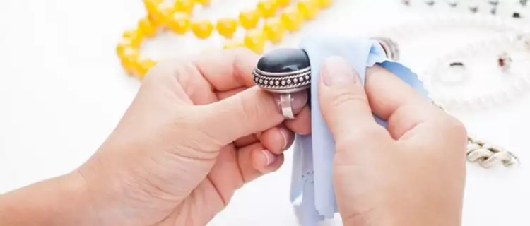 Как почистить антикварное серебро доступными способами. Чистка серебряного кольца Как почистить антикварное серебро доступными способами. Чистка серебряного кольца