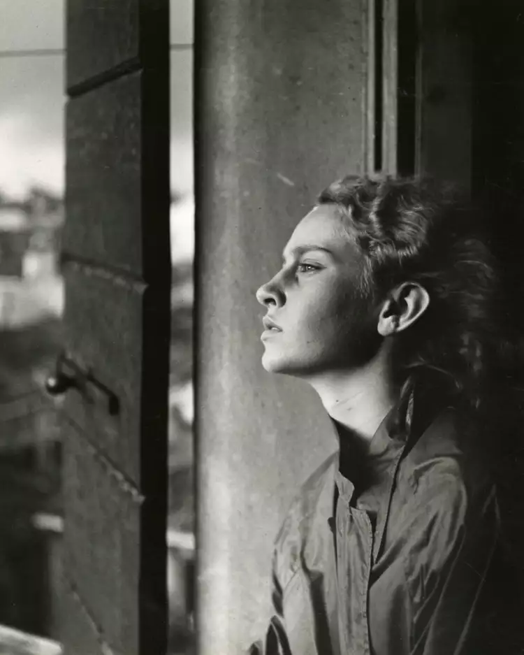 Портреты в фотографии. Паоло Монти. «Фотосессия у окна», 1955 Портреты в фотографии. Паоло Монти. «Фотосессия у окна», 1955