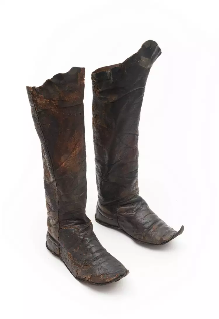 Выставка «Легкой поступью помостовой». Сапоги. Россия. Новгород. Начало XII века Выставка «Легкой поступью помостовой». Сапоги. Россия. Новгород. Начало XII века