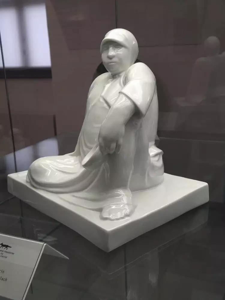 Эрнст Барлах. Скульптура «Нищенка с чашей», 1912