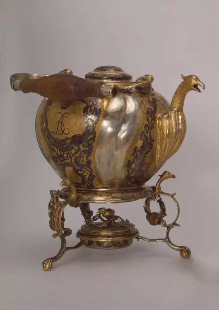 Старинная посуда из серебра. Бульотка из сервиза Д. И. Чичерина, 1774 г.