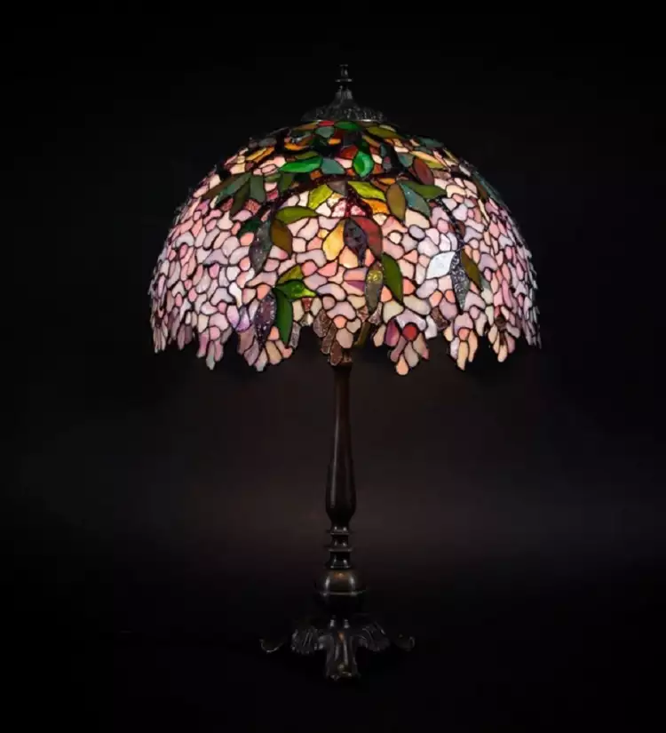 Glasmalerei. Tiffany-Lampe, 20. Jahrhundert Glasmalerei. Tiffany-Lampe, 20. Jahrhundert