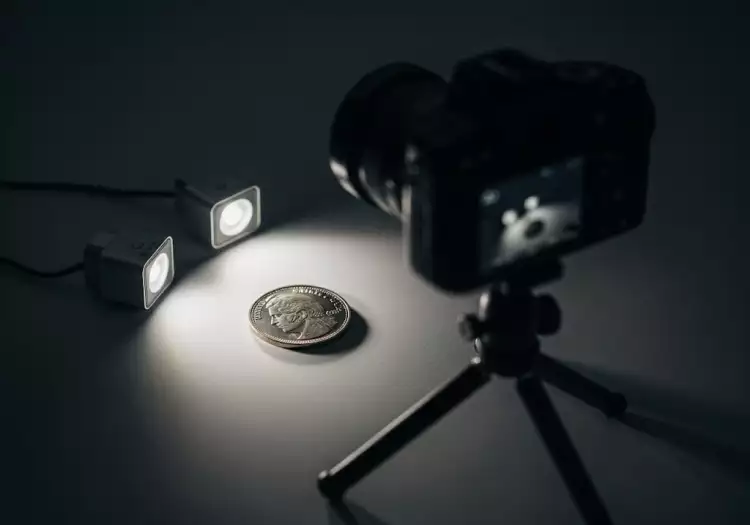Схема расположения двух источников света и камеры для фотосъемки монет