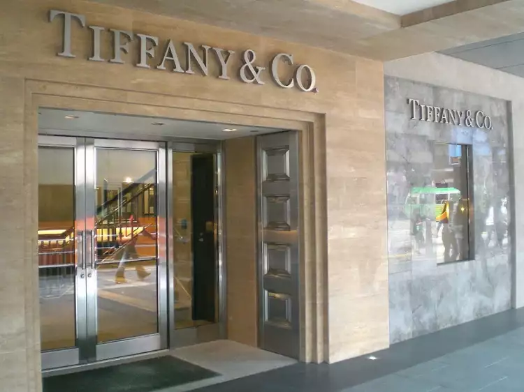 Juwelierkunst. Geschäft von Tiffany in Hongkong, 21. Jahrhundert Juwelierkunst. Geschäft von Tiffany in Hongkong, 21. Jahrhundert