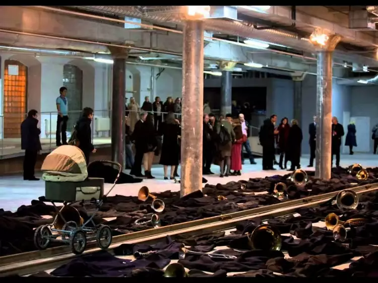 Арте повера. Инсталляция Янниса Кунеллиса