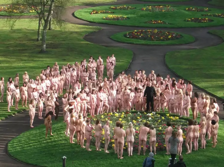 Массовое ню Спенсера Туника. Фотограф за работой