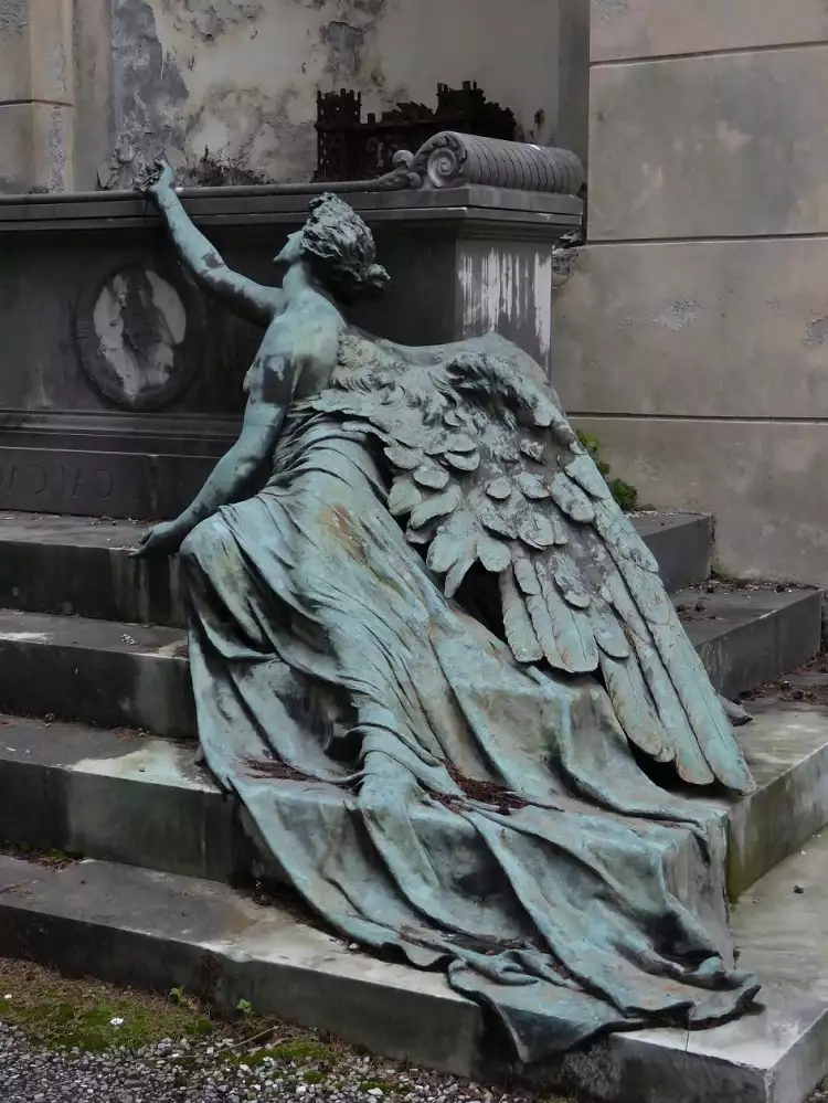 Искусство на кладбище. Надгробный памятник на кладбище Стальено