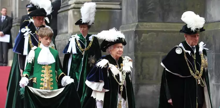 Орден Чертополоха. Праздничное шествие рыцарей ордена во главе с Елизаветой II Орден Чертополоха. Праздничное шествие рыцарей ордена во главе с Елизаветой II