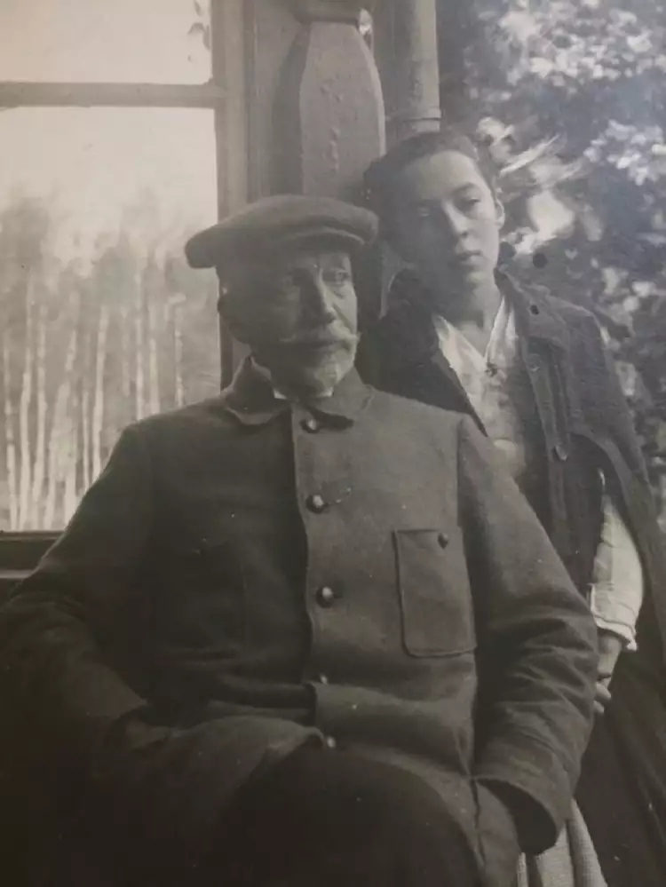 Die Firma Lorie. Fjodor Antonowitsch Lorie mit seiner jüngeren Tochter Maria in Nemtschinowka, 1918 Die Firma Lorie. Fjodor Antonowitsch Lorie mit seiner jüngeren Tochter Maria in Nemtschinowka, 1918