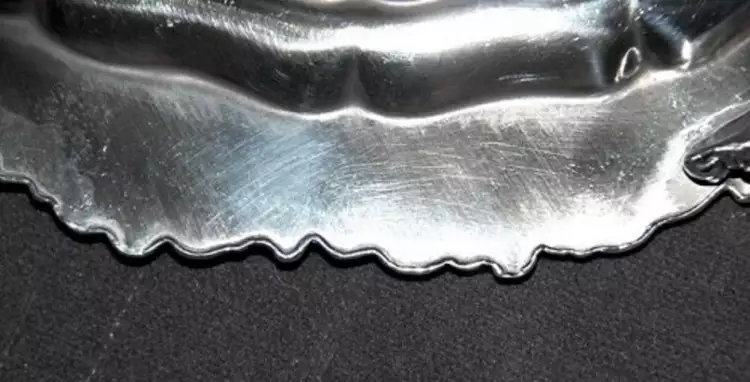 Шеффилдское серебро. Выступ на нижней кромке подноса свидетельствует об изготовлении из шеффилдской пластины Шеффилдское серебро. Выступ на нижней кромке подноса свидетельствует об изготовлении из шеффилдской пластины