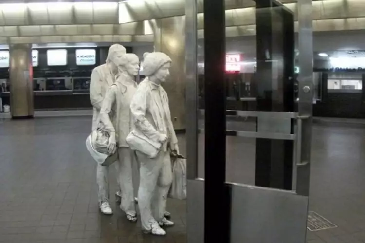 Джордж Сигал. Скульптура «Пригородные пассажиры», 1982 Джордж Сигал. Скульптура «Пригородные пассажиры», 1982