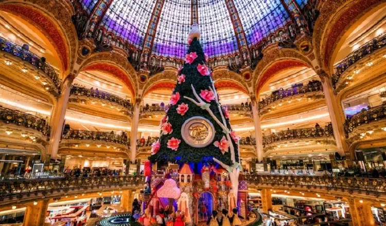 Самые необычные и красивые елки мира. Елка в Париже, галерея «Лафайет»