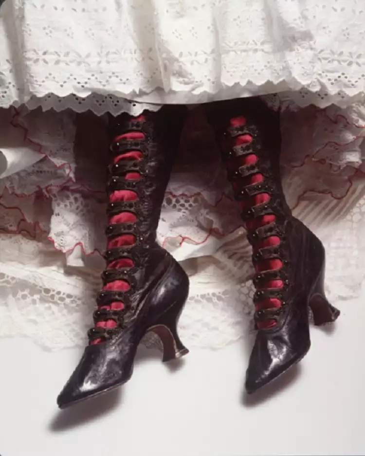 Женская старинная обувь