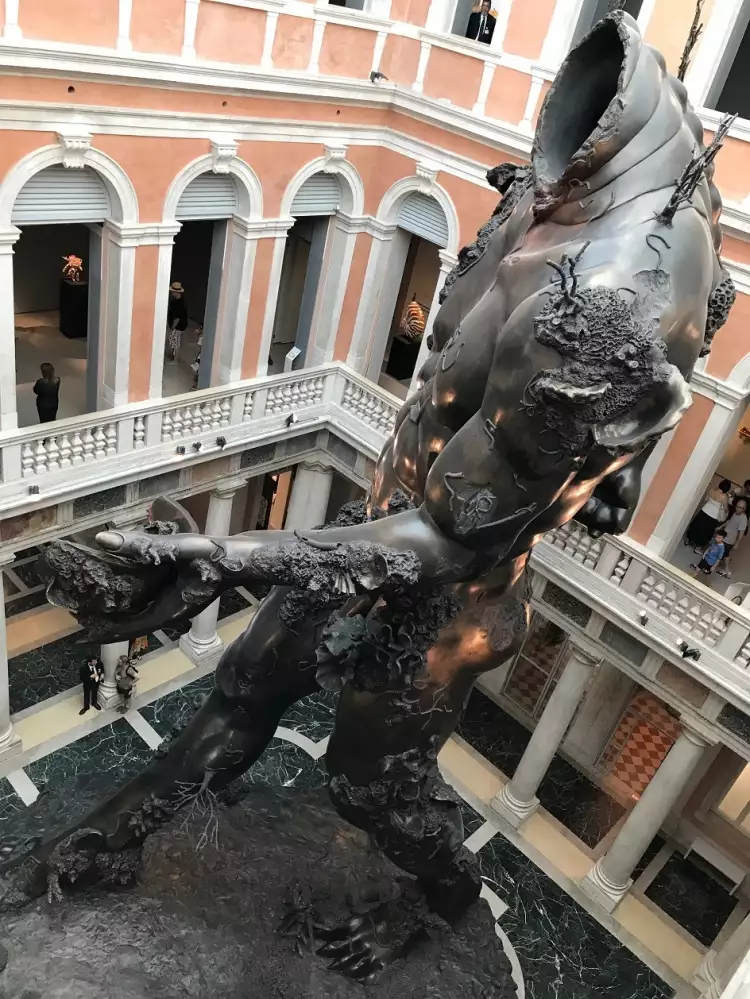 «Демон без головы с чашей в руках»