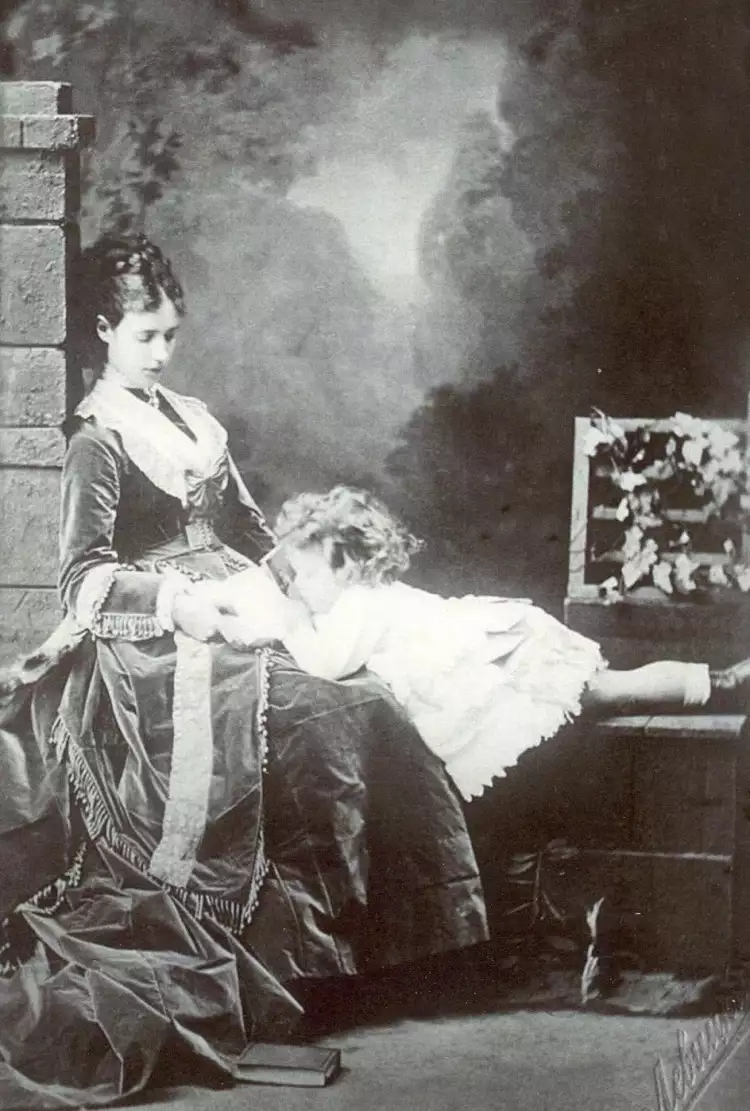 Семейная фотография. Сергей Левицкий. «Мария Федоровна с ребенком», 1873