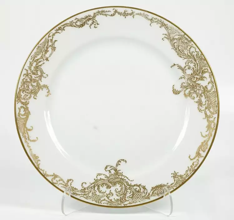 Kusnezow-Porzellan. Teller mit vergoldetem Ornament, Ende des 19. Jahrhunderts Kusnezow-Porzellan. Teller mit vergoldetem Ornament, Ende des 19. Jahrhunderts