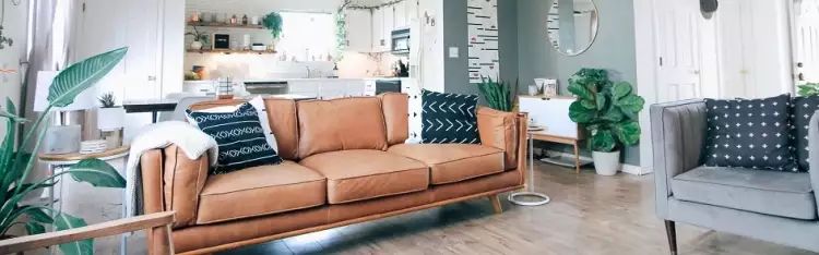 Американский стиль в интерьере. Интерьер гостиной с большим кожаным диваном