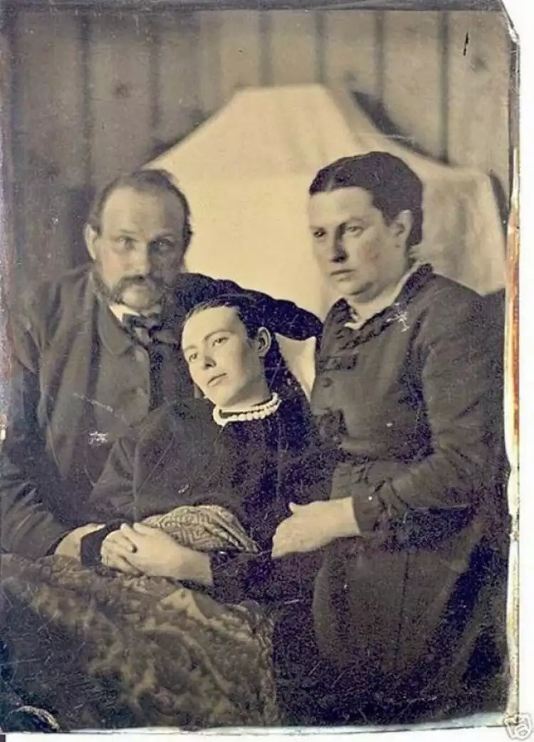 Постмортем. Смазанное групповое фото Постмортем. Смазанное групповое фото