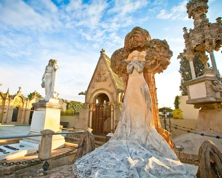 Искусство на кладбище. Монументальное кладбище Ллорет-де-Мара. Испания