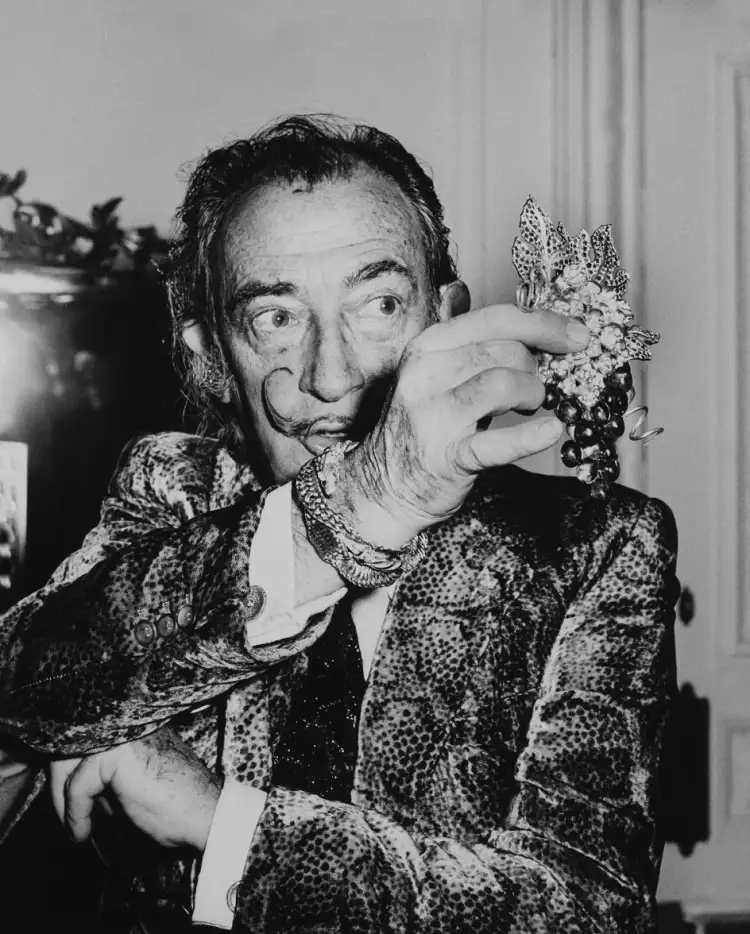 Дали представляет новое украшение