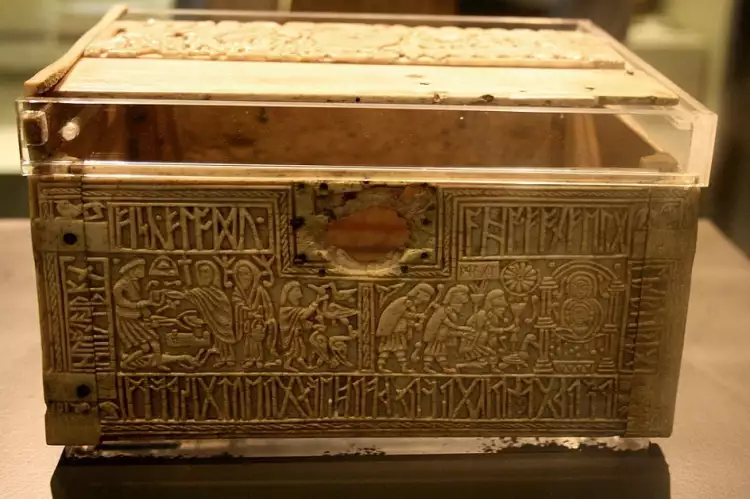 Bas-relief. Coffret des Francs avec des runes anglo-saxonnes, VIIIe siècle Bas-relief. Coffret des Francs avec des runes anglo-saxonnes, VIIIe siècle