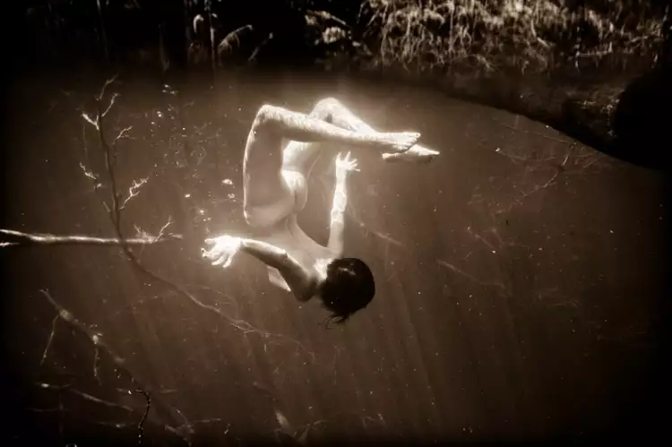 Omni-Phantasmic: фото ню под водой. Нил Крейвер. «Прыжок»