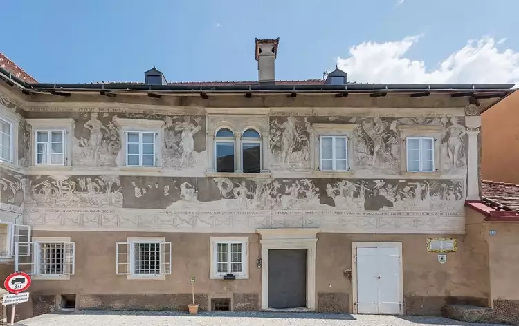 Сграффито. Сграффито на фасаде здания в Альтофене, Австрия Сграффито. Сграффито на фасаде здания в Альтофене, Австрия