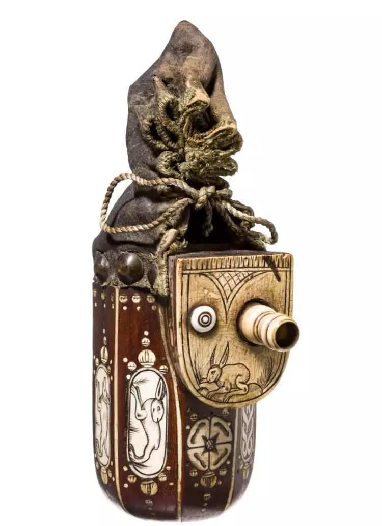 Hermann Historica. Pulverflasche Hermann Historica. Pulverflasche