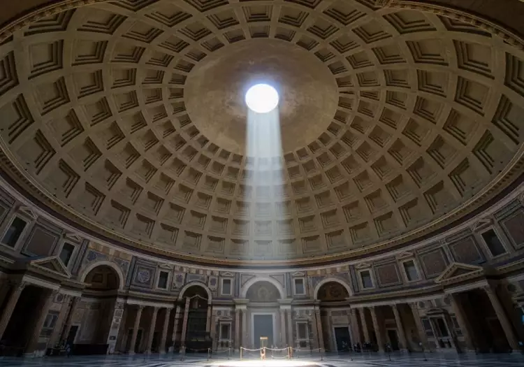Интерьер римского Пантеона - вид на кессонированный бетонный купол с отверстием (окулусом).