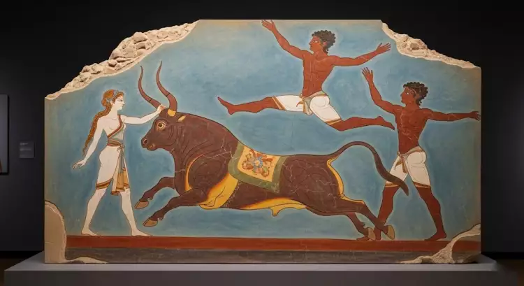 Минойская фреска 'Прыжки через быка' из Кносского дворца, демонстрирующая динамизм и жизнерадостность эгейского искусства.