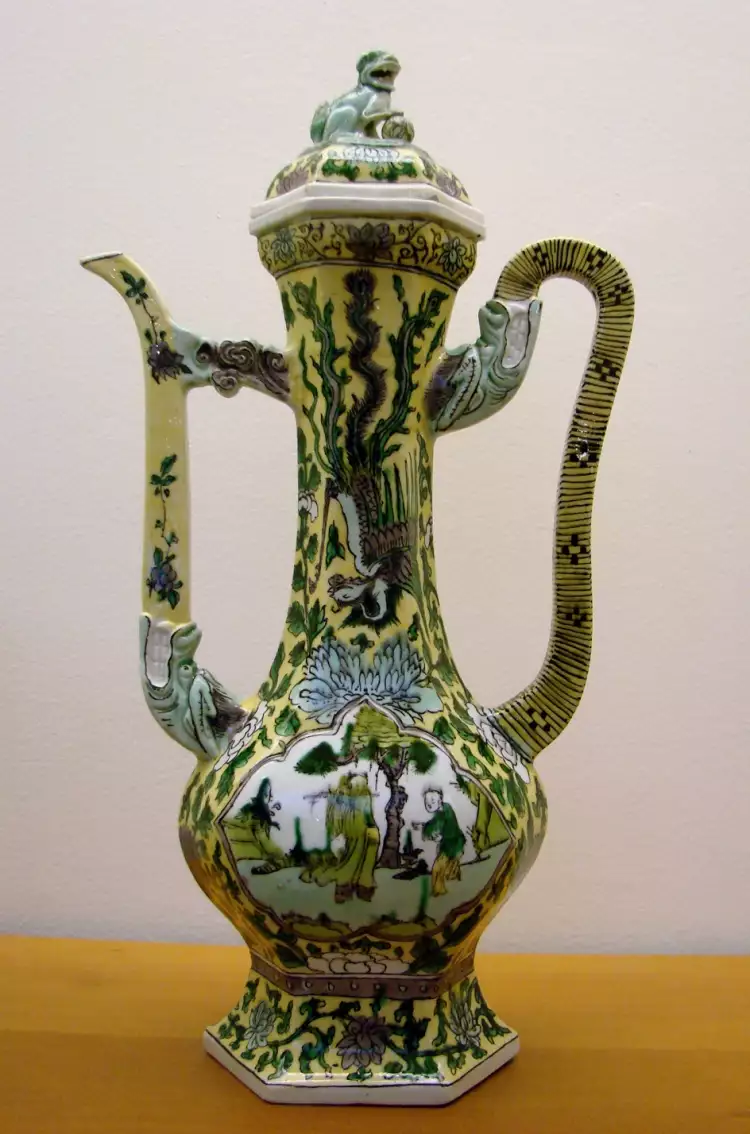 Искусство Китая династии Цин. Фарфоровая ваза, XVIII век