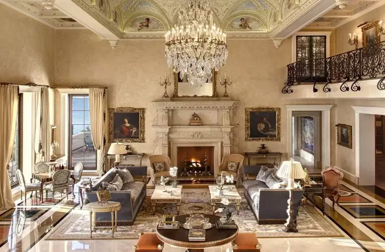 Интерьер в стиле ренессанс. Интерьер гостиной с двумя диванами и камином