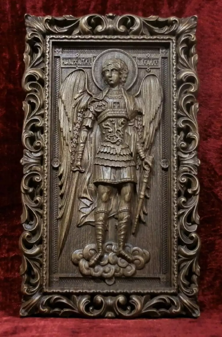 Ikone. Geschnitzte Ikone des Erzengels Michael Ikone. Geschnitzte Ikone des Erzengels Michael