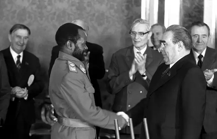 Орден Дружбы народов. Генеральный секретарь ЦК КПСС Л. И. Брежнев поздравляет президента Мозамбика Самору Мойзеса Машела после награждения орденом Дружбы народов в Кремле, фото 1980 г. Орден Дружбы народов. Генеральный секретарь ЦК КПСС Л. И. Брежнев поздравляет президента Мозамбика Самору Мойзеса Машела после награждения орденом Дружбы народов в Кремле, фото 1980 г.