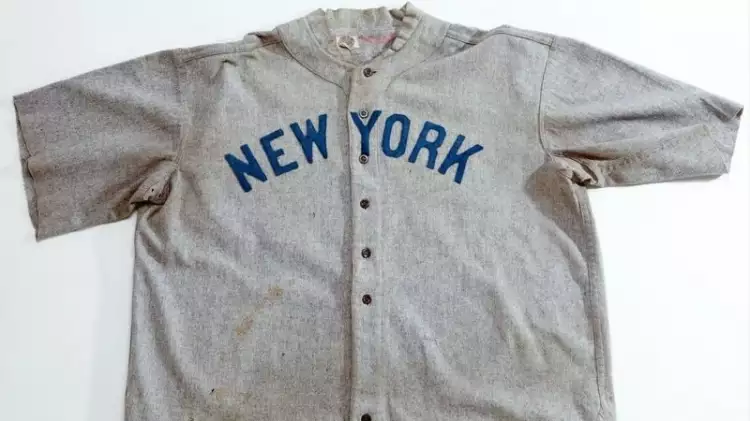 Самые дорогие вещи знаменитостей. Футболка Бейба Рута Самые дорогие вещи знаменитостей. Футболка Бейба Рута