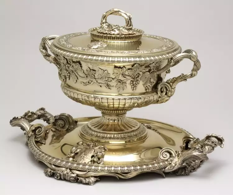 Silber Großbritanniens. Rundell, Bridge and Rundell. Suppenschüssel, Ständer und Unterlage, 1828-1829 Silber Großbritanniens. Rundell, Bridge and Rundell. Suppenschüssel, Ständer und Unterlage, 1828-1829