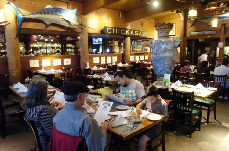 Ваза эпохи Мэйдзи в зале ресторана Спенджера