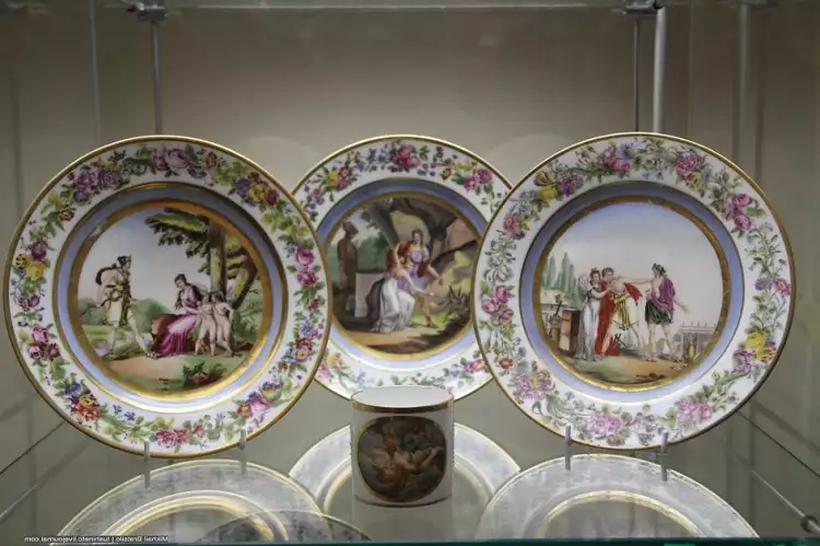 Фарфор Юсупова. Фарфоровые тарелки из «Сервиза с бусами», 1830