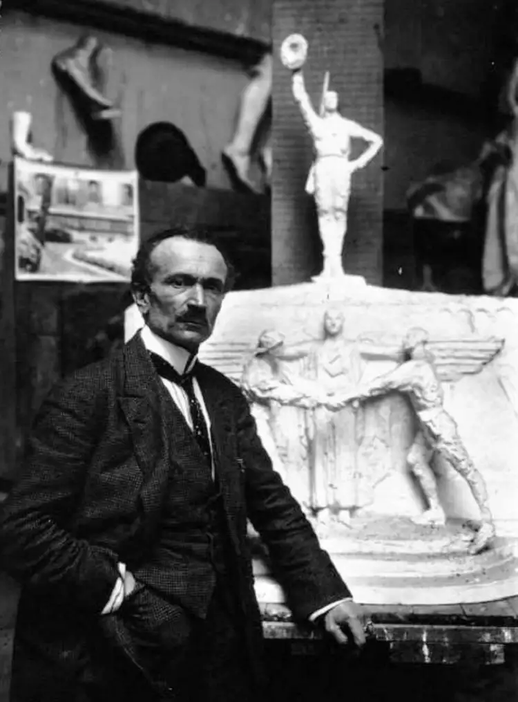 Жан Буше. Фотопортрет Жана Буше в мастерской, 1921