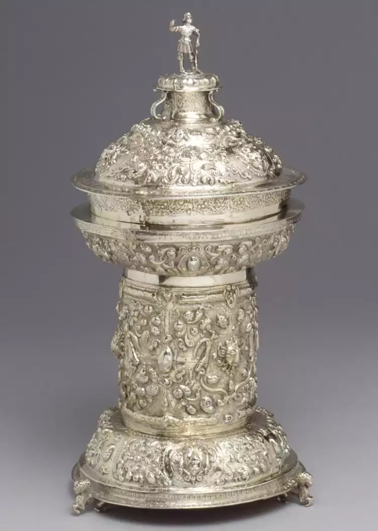 English Silver Tableware. Salt shaker with lid, 1584