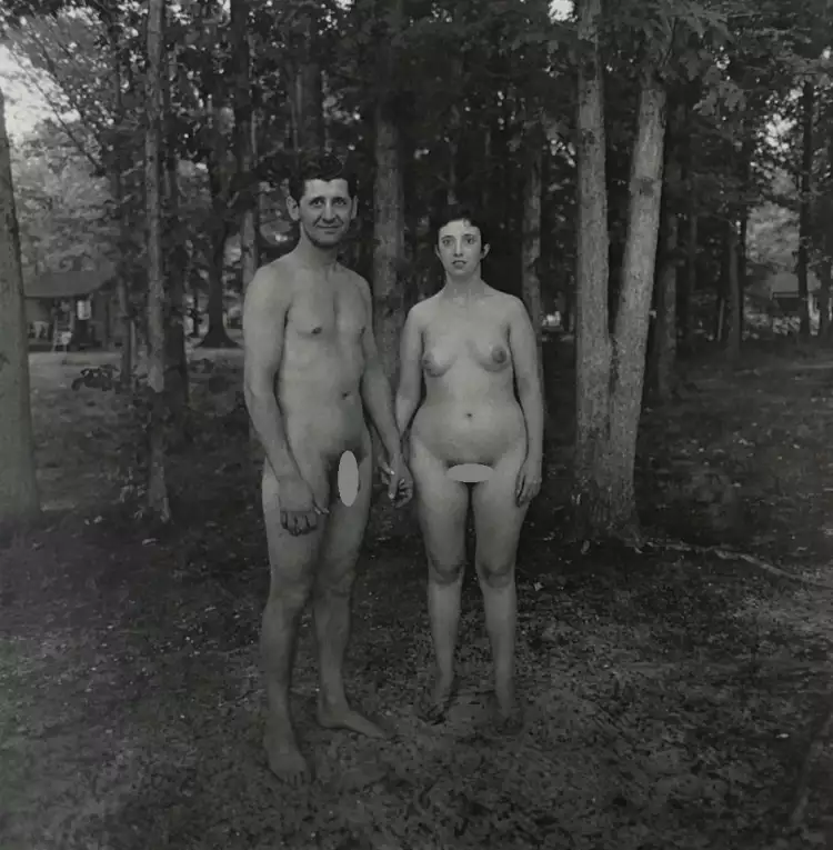 Ню в фотографии. Диана Арбус. Фото «Муж с женой в лагере нудистов»